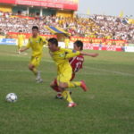 Xe chở đội bóng SLNA bị bao vây, ném vỡ kính ở Hải Phòng